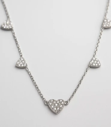 Encanto del Corazón – Collar de Plata con Múltiples Dijes Brillantes