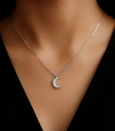 Luna Serena – Collar de Plata con Dije de Media Luna y Circonias