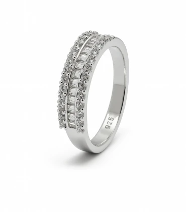 Brillo Infinito – Anillo de Plata con Tres Hileras de Circonias