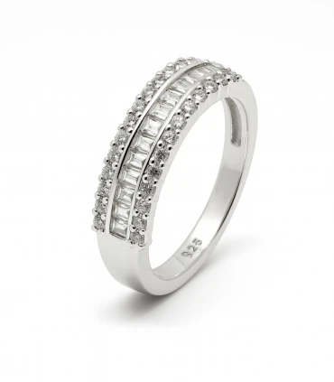Brillo Infinito – Anillo de Plata con Tres Hileras de Circonias