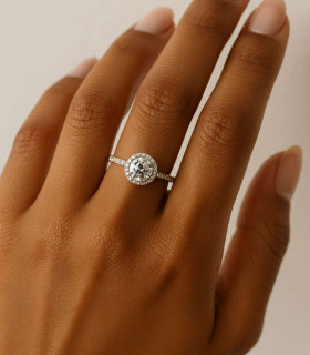 Halo Celeste – Anillo de Plata con Circonia Central y Microengaste